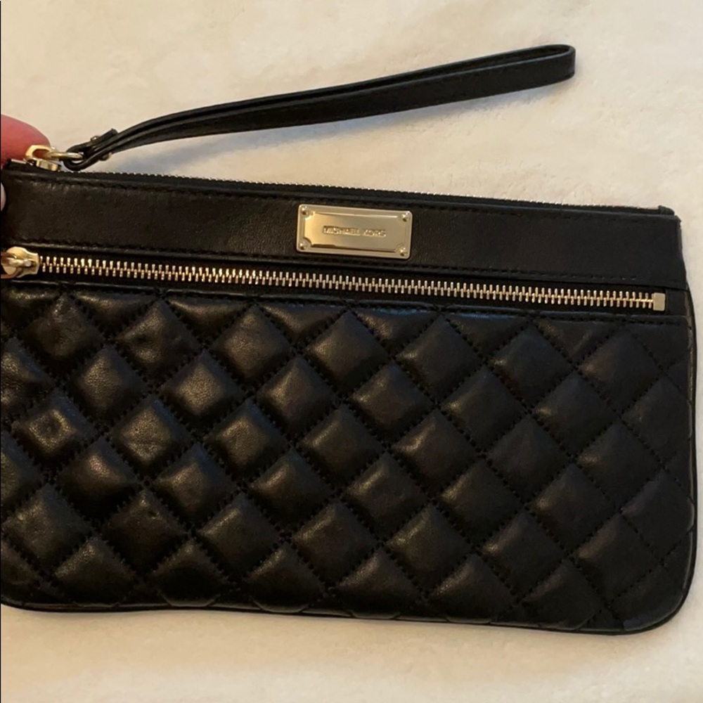 Black bubble wristlet